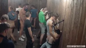 to look at the group sex in the toilet
