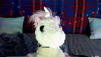 sweetdee Hot female fucks herself in the anus