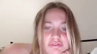 lolitadarlin pounding her pussy