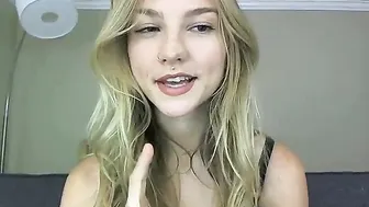 Lilyivy Juicy girls teasing shaved pussies