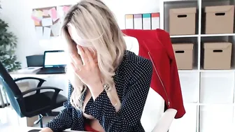 tiffany925 passionately jerking off her wet cunt