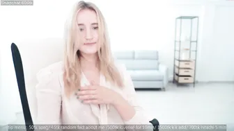 laila_lorenn1 blissful babe gently pulls pussy