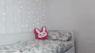 fxturewars cute lady fingering both holes