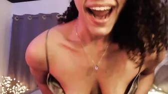 quinnlive shy mare gently jerks her pussy