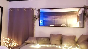 quinnlive shy mare gently jerks her pussy