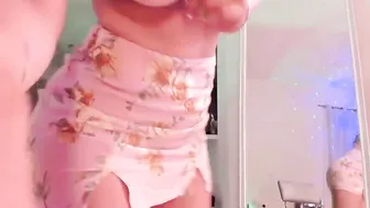 missbella puts his fingers in the ass