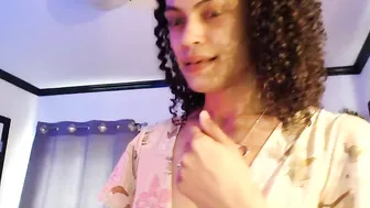 quinnlive busty chick takes off her panties