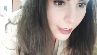 kickaz shows her sweet holes