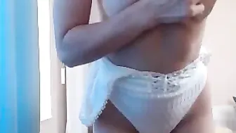 lil_kichi expressive lady masturbates pussy