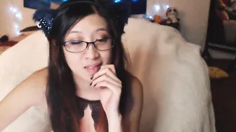 cosmicneko shy babe jerks off her cunt and cums