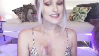 alicexmaia fox rubs her tits and communicates with the chat