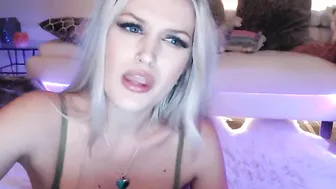 alicexmaia slut with tattoos jerks pussy and cums