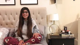 Mia Khalifa exquisite woman pulls the vagina