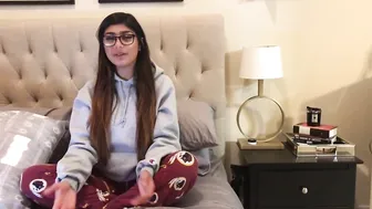 Mia Khalifa exquisite woman pulls the vagina
