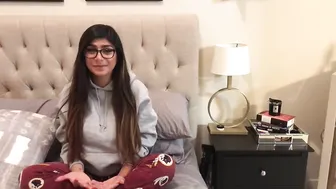 Mia Khalifa exquisite woman pulls the vagina