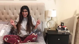 Mia Khalifa exquisite woman pulls the vagina