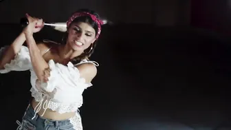 Mia Khalifa pretty girl puts on beautiful boobs