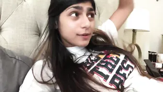 Mia Khalifa sexy slut fucks pussy phallus