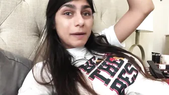 Mia Khalifa sexy slut fucks pussy phallus