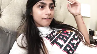Mia Khalifa sexy slut fucks pussy phallus