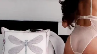 saritabelle expressive swell performs crazy dance