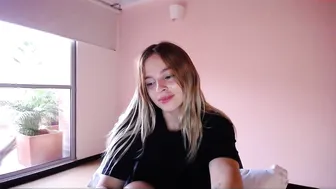 kendalltyler luxurious queen takes off her underwear