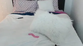 Valkyrie gorgeous chick fucks both holes