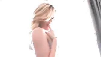 Alexis Texas skinny beauty pulls pussy