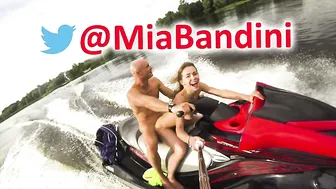 Mia Bandini & Sia Siberia massages the clitoris in the car