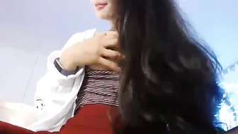 lemontea amused with the toy