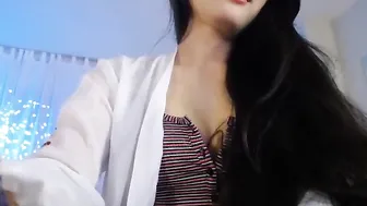 lemontea amused with the toy