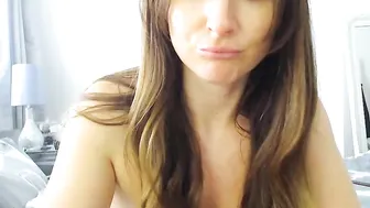 boob_jiggler chick chats in fries