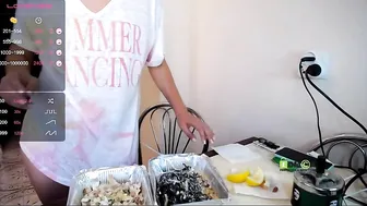 JuliaSpace skinny beauty pulls pussy
