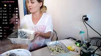 JuliaSpace skinny beauty pulls pussy