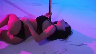 Reya Sunshine cute girl shows sexy body