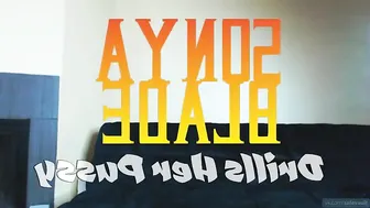 Felicia Vox babe in stockings fingering sex toy