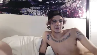 swagdaddypimpin sweet lady caresses pussy