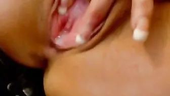 katie71 jerking on a chair