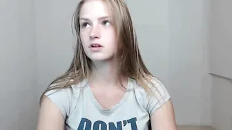 jessi_riks pissing a little leaning on the back of the chair