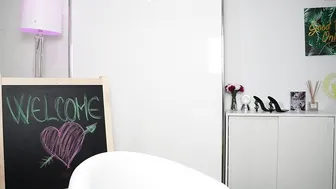 lauraxx__ crazy girl masturbates