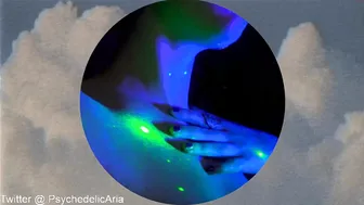 psychedelicariaa hot chick fingering both holes