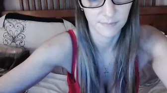 msmets Busty lady masturbates the front cap with a sex toy