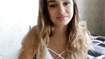 lana_bgirl Sexy babe undresses on camera