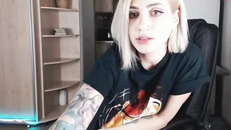 your_little_alien Chic babe hammering both holes