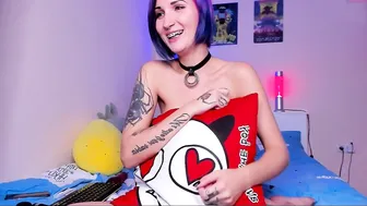 keokistar Skinny bitch jerking pussy with phallus