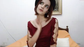 feluriann sexy slut shows a gorgeous body