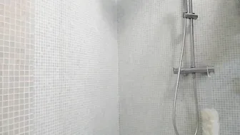 VivianisHere cool skinny rubs her lips sex