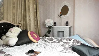 vivian_angel undresses and shows puffy bread