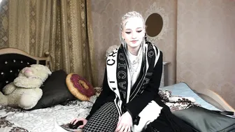 vivian_angel undresses and shows puffy bread