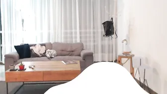 Kimbae gorgeous young lady shows off her legs